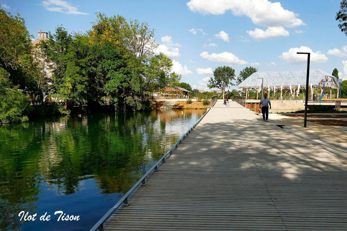 Appartamento Les Jardins Du Clain Poitiers Esterno foto